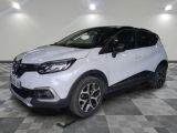 une voiture blanche est garée sur le sol à carreaux d'un garage