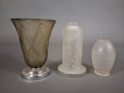 trois vases posés l'un à côté de l'autre sur une table