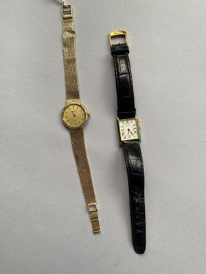 deux montres posées l'une à côté de l'autre sur une table