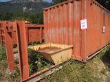 un conteneur rempli de maïs, à côté d'une clôture