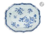 l'image d'une assiette bleue et blanche ornée de fleurs