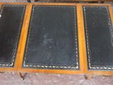une table recouverte d'un plateau en cuir noir