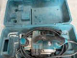 une mallette bleue contenant une perceuse et un cordon d'alimentation