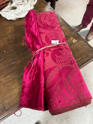 une table recouverte d'un tas de tissu rose