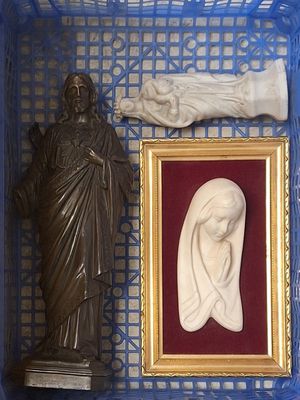 une photo représentant une statue de Jésus et une statue de femme dans une boîte