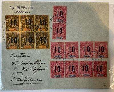 une vieille carte postale sur laquelle sont collés de nombreux timbres