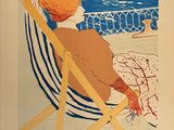 une photo d'une femme assise sur une chaise à la plage