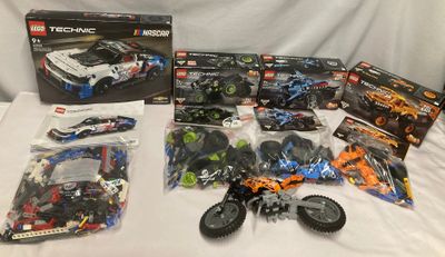 beaucoup de jouets Lego Technic sur la table