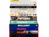 plusieurs livres empilés sur une table