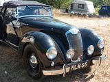 une voiture noire garée dans l'herbe