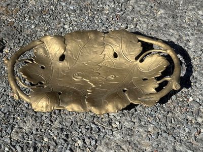 une plaque en or posée par terre, sur laquelle est représenté un motif