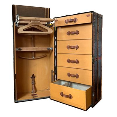 une valise ouverte contenant une autre valise à l'intérieur