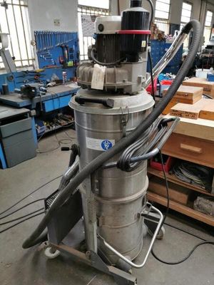 une machine placée au milieu d'une pièce