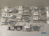les nombreuses paires de lunettes qui se trouvent sur la table