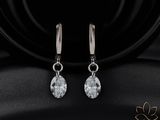 une paire de boucles d'oreilles en diamant sur fond noir