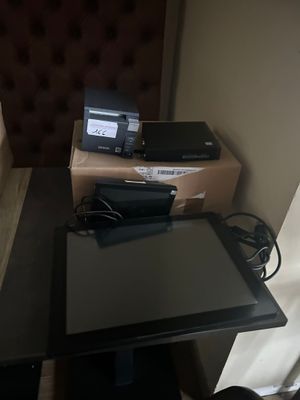 deux ordinateurs portables posés sur une table noire