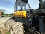 un tracteur garé sur un terrain en terre battue