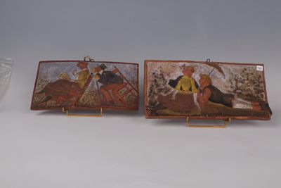 deux petites plaques en bois ornées de peintures sur un fond blanc