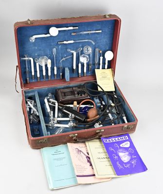 une valise contenant divers outils