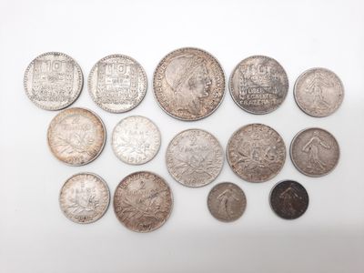 un assortiment de pièces de monnaie en argent et en argent sur une surface blanche
