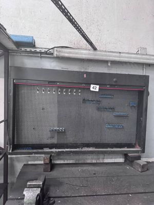 une grosse machine qui se trouve dans le garage