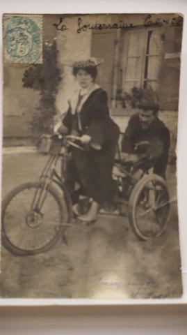 La Souterraine : Sage-Femme sur son tricycle à moteur. Carte phot...
