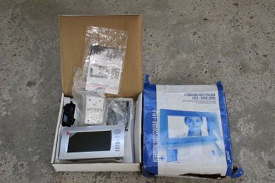 un boîtier contenant du matériel électronique posé par terre