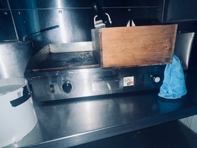 un plan de travail en acier inoxydable surmonté d'un coffret en bois