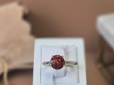 une bague qui se trouve dans une boîte sur une table