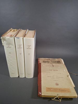 plusieurs livres sont empilés sur une table