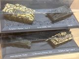 trois modèles différents de chars exposés dans une vitrine