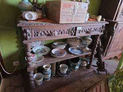 une table sur laquelle se trouvent plusieurs assiettes et bols