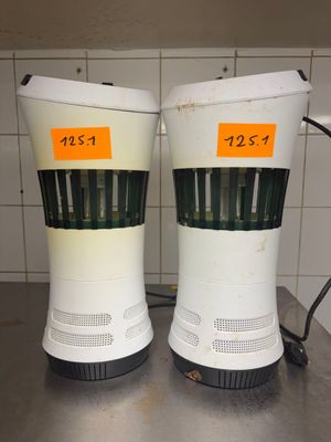 deux machines, l'une blanche et l'autre noire, posées sur un comptoir
