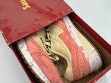 Des Nike Air Force 1 dans une boîte contenant une paire de chaussures