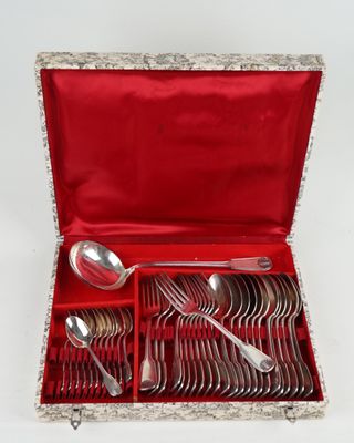 service de couverts plaqués argent présenté dans un coffret rouge, avec des cuillères et des cuillères assorties
