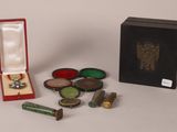 une petite boîte contenant plein d'objets différents