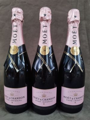 trois bouteilles de champagne Moët & Chandon posées les unes à côté des autres