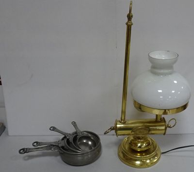 Lampe de style "bateau" en laiton et opaline blanche.