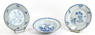 CHINE : Trois assiettes en porcelaine blanc bleu dont une cr…