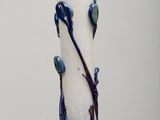 deux vases bleus et blancs posés sur une table en bois