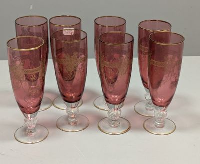 Quatre verres à vin sont alignés sur une table blanche