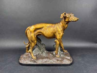 statue en bronze représentant un chien sur un rocher, sur fond noir
