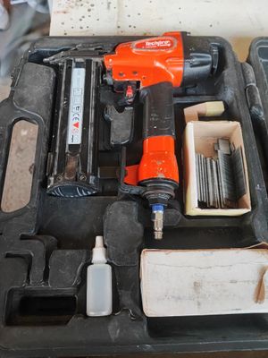 une trousse à outils comprenant un marteau, une lime à ongles, un tournevis et d'autres outils