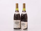 deux bouteilles de vin posées l'une à côté de l'autre sur une table
