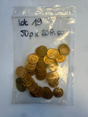 un sac de pièces d'or posé sur une table blanche