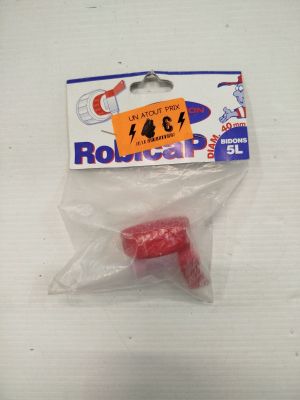 un petit objet rouge dans un sac en plastique posé sur une table