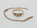 une image représentant un bracelet en or orné d'une chaîne et d'une bague