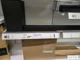 beaucoup d'électronique sur les étagères du magasin