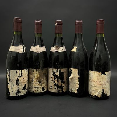 quatre bouteilles de vin sont alignées