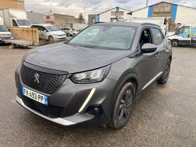 un SUV gris garé sur un parking, avec d'autres voitures en arrière-plan